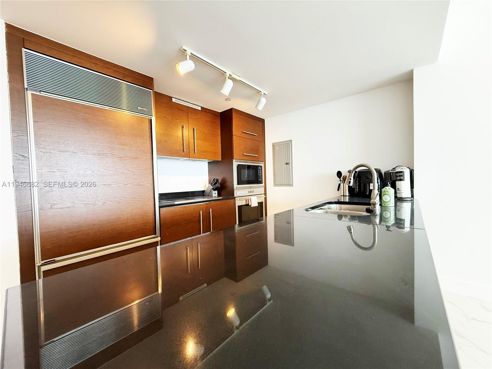 image Iconbrickell Condo No 15