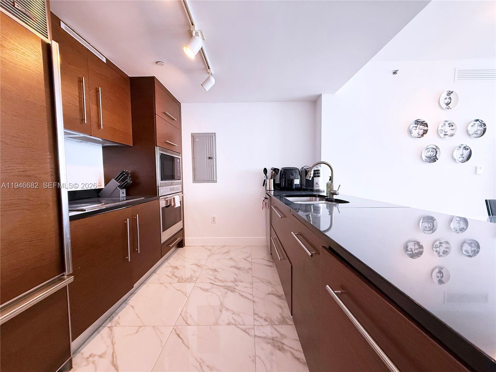 image Iconbrickell Condo No 16