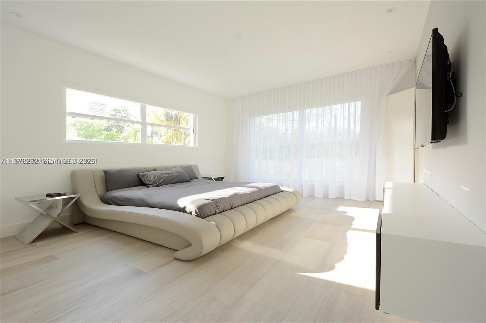 880 N Venetian Dr Miami Beach, FL 33139