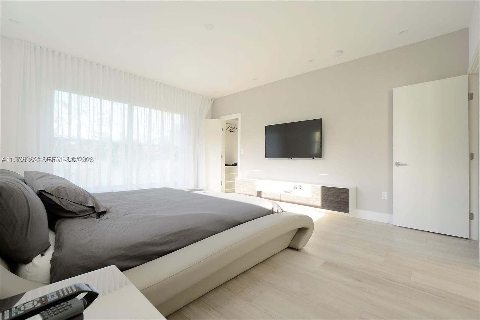 880 N Venetian Dr Miami Beach, FL 33139