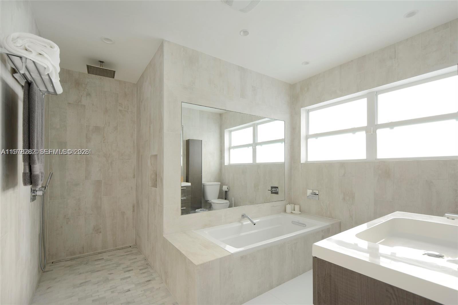 880 N Venetian Dr Miami Beach, FL 33139