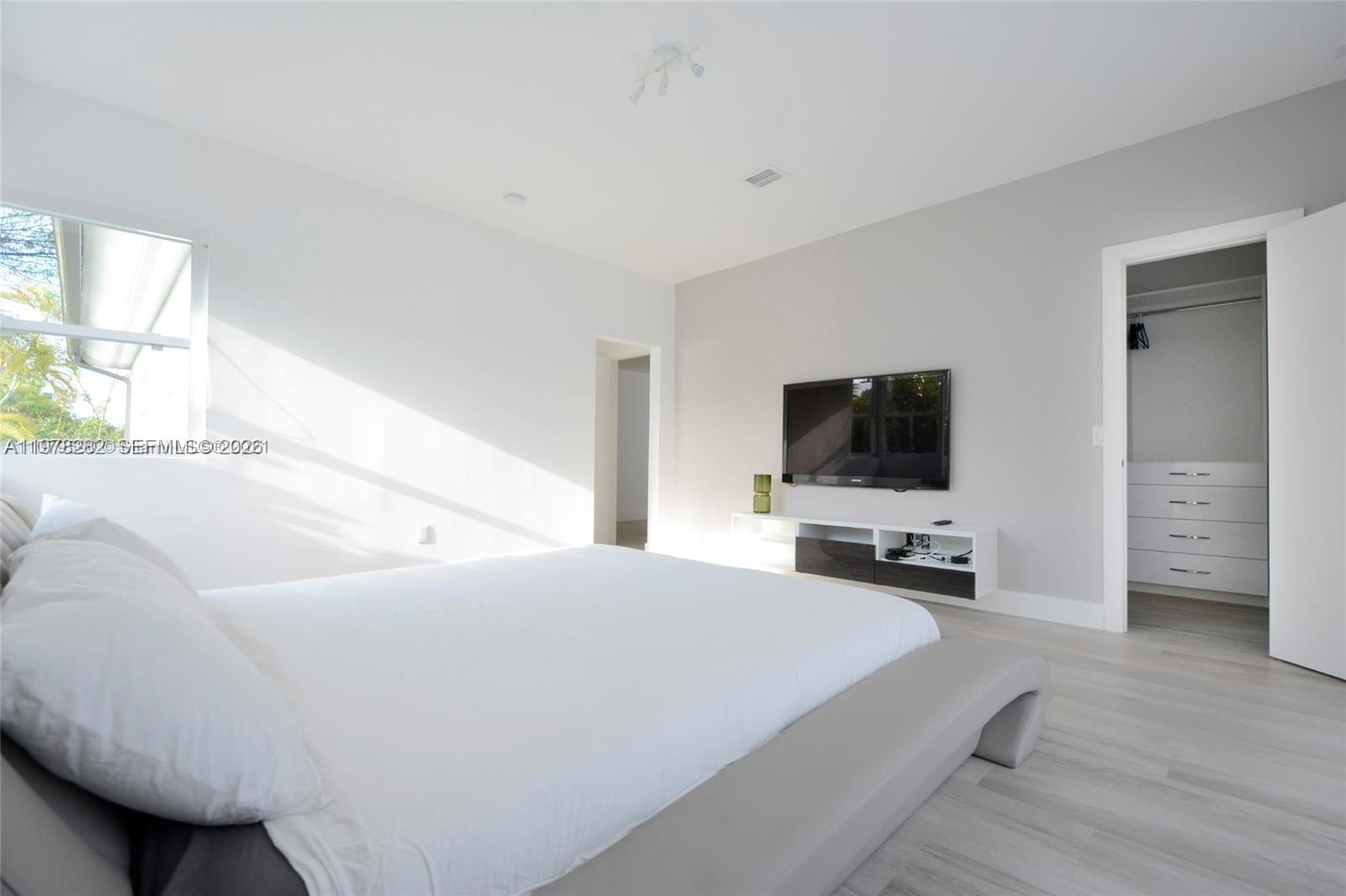 880 N Venetian Dr Miami Beach, FL 33139