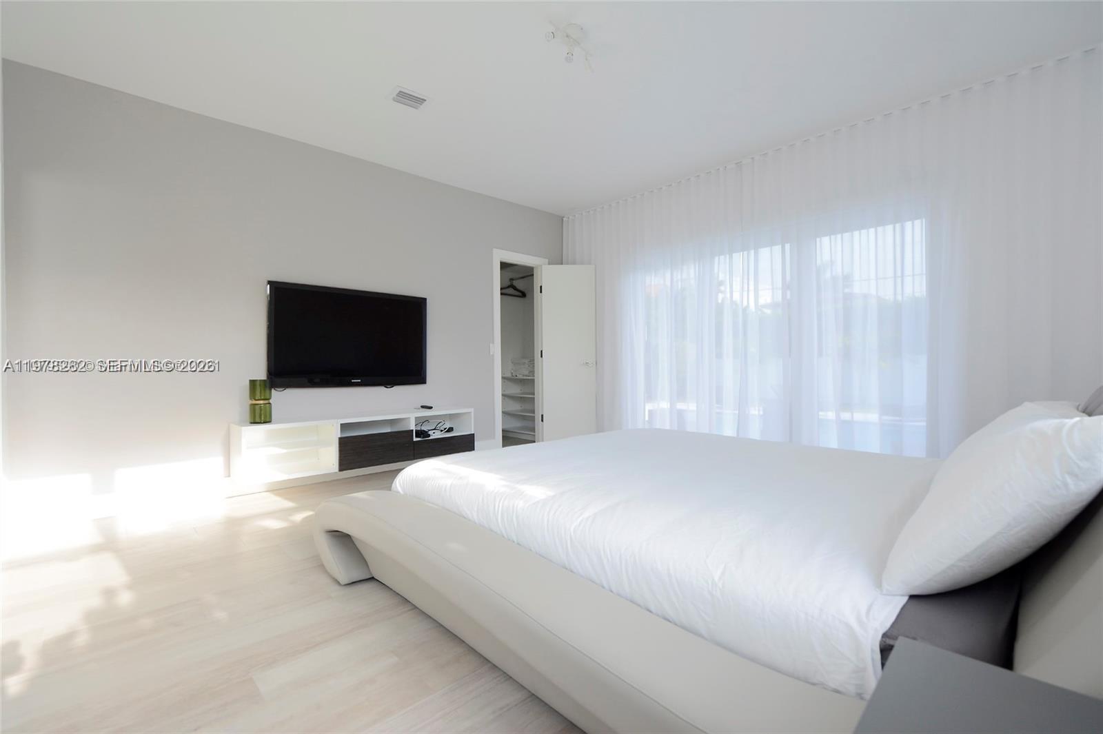 880 N Venetian Dr Miami Beach, FL 33139