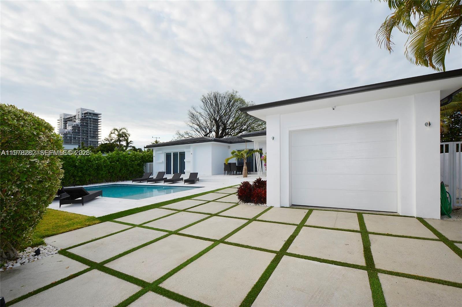 880 N Venetian Dr Miami Beach, FL 33139