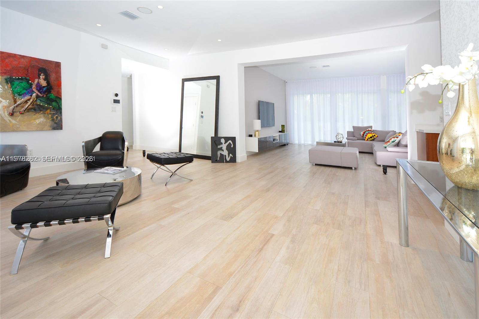 880 N Venetian Dr Miami Beach, FL 33139