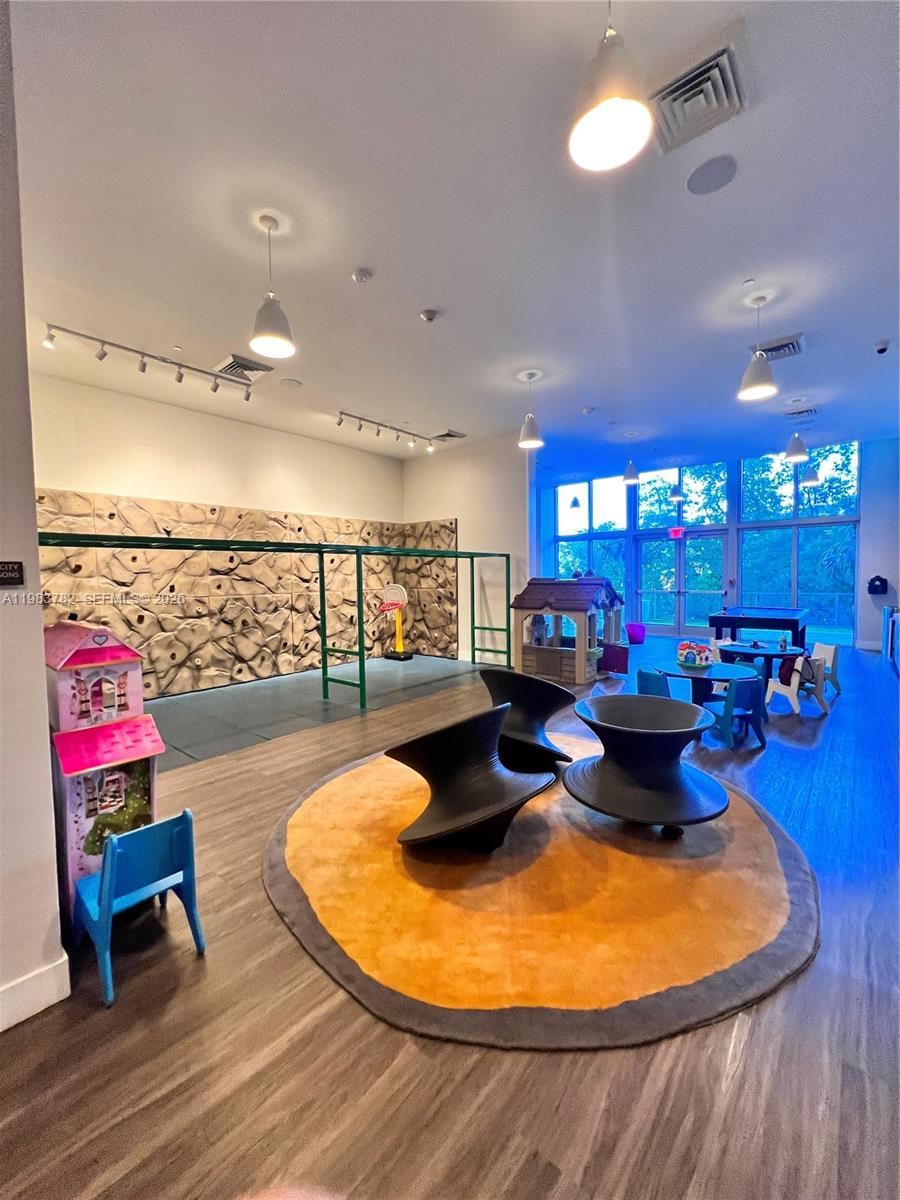 16385 Biscayne Blvd #303 Sunny Isles Beach, FL 33160