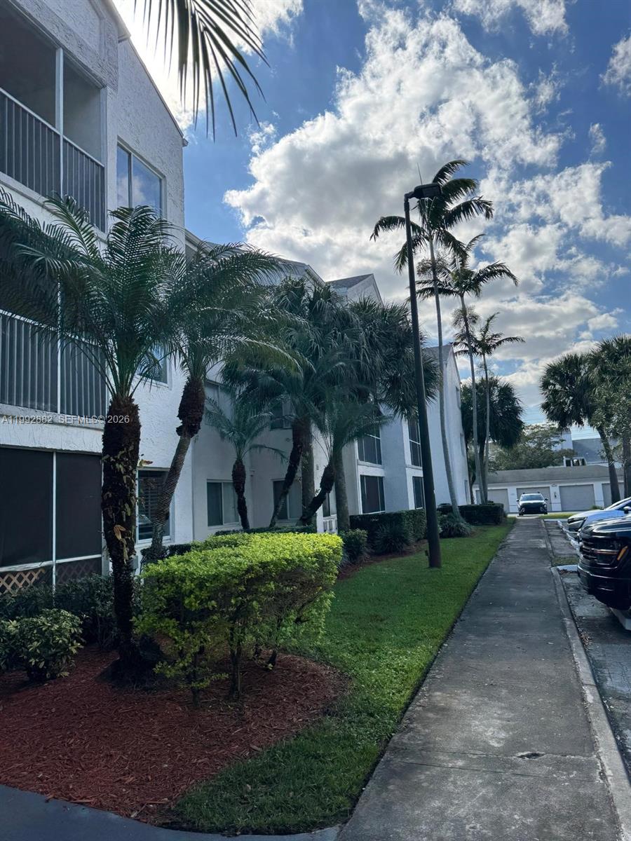 320 NE 12th Ave #703