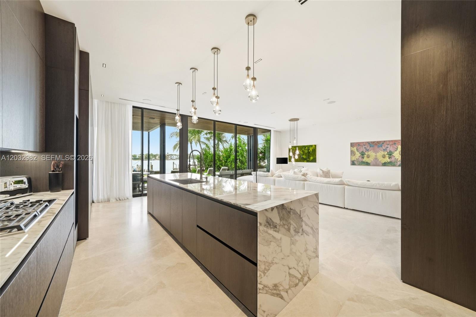 1050 Stillwater Dr Miami Beach, FL 33141