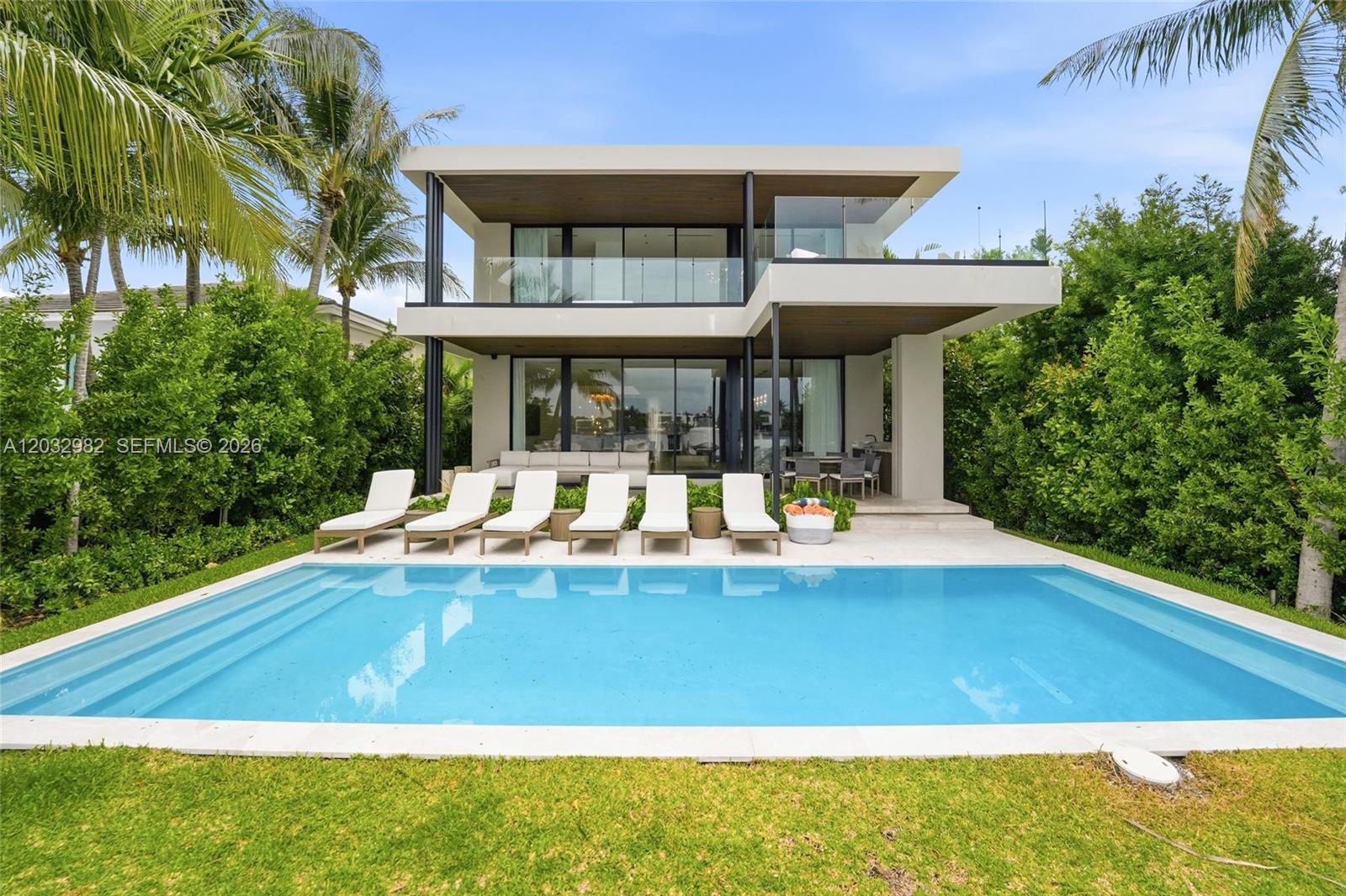 1050 Stillwater Dr Miami Beach, FL 33141