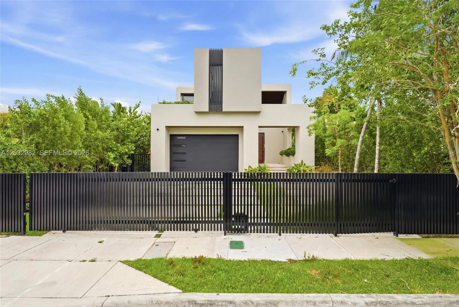 1050 Stillwater Dr Miami Beach, FL 33141