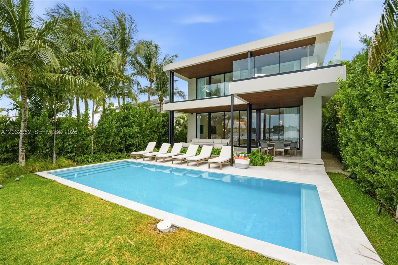 1050 Stillwater Dr Miami Beach, FL 33141