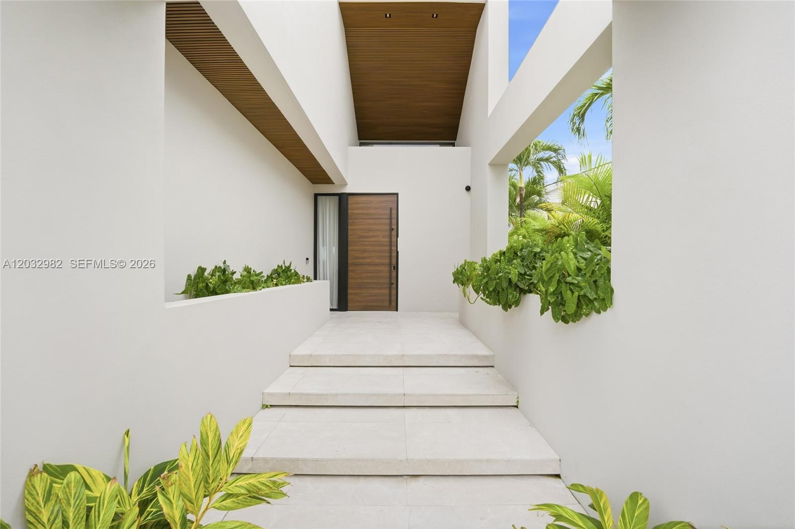 1050 Stillwater Dr Miami Beach, FL 33141