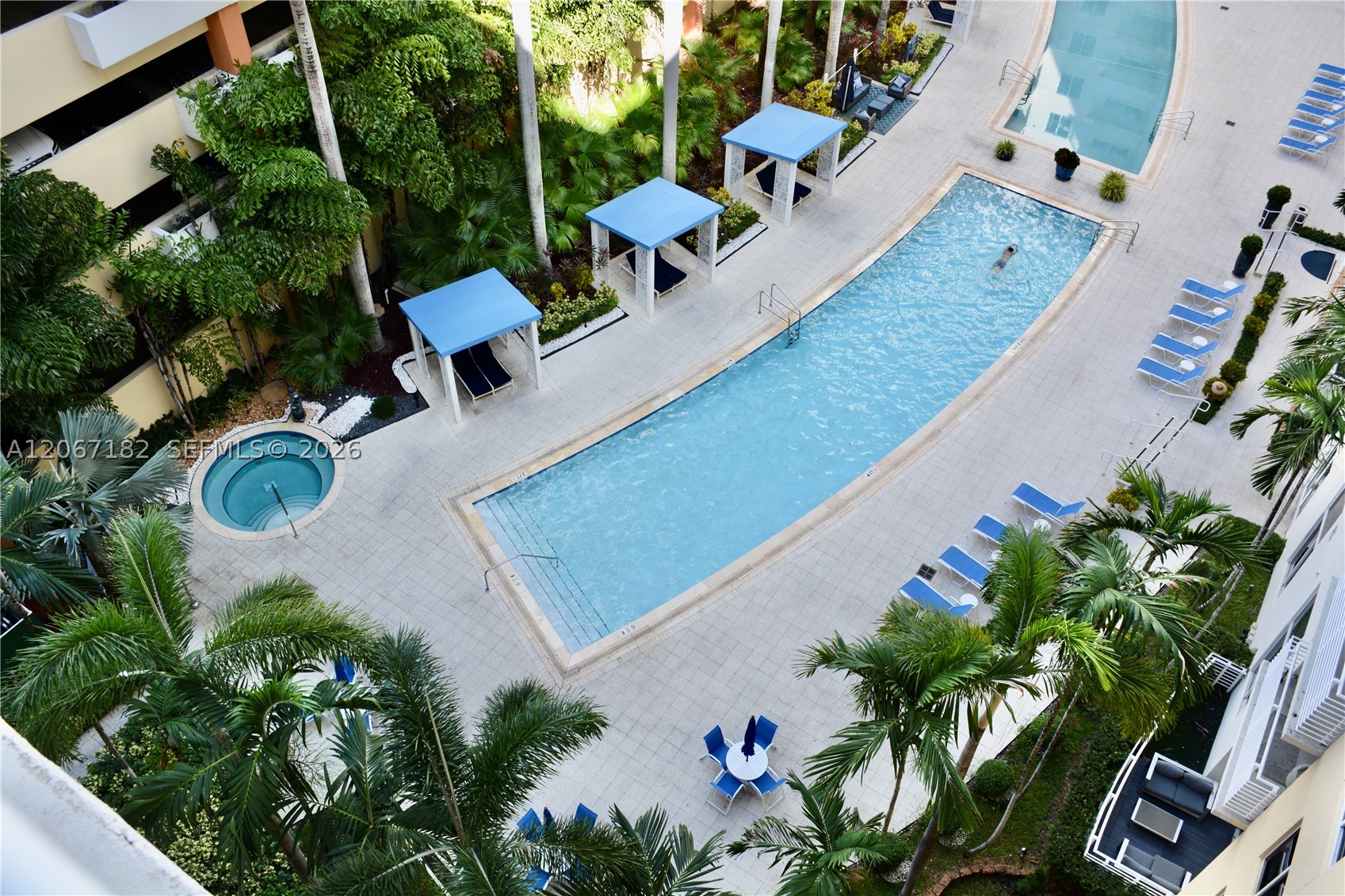 image The Venture at Aventura2