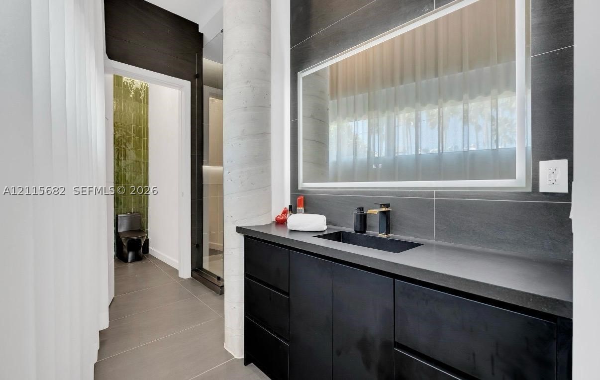 11 Century Ln Miami Beach, FL 33139