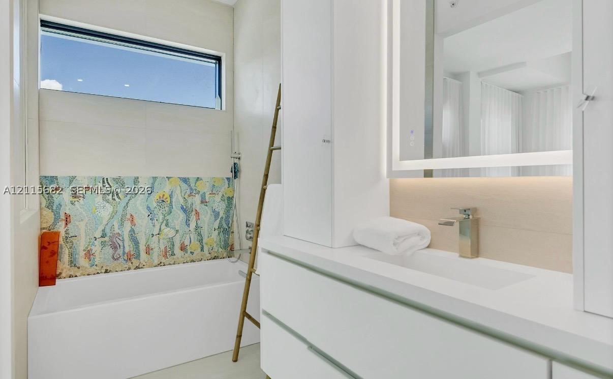 11 Century Ln Miami Beach, FL 33139