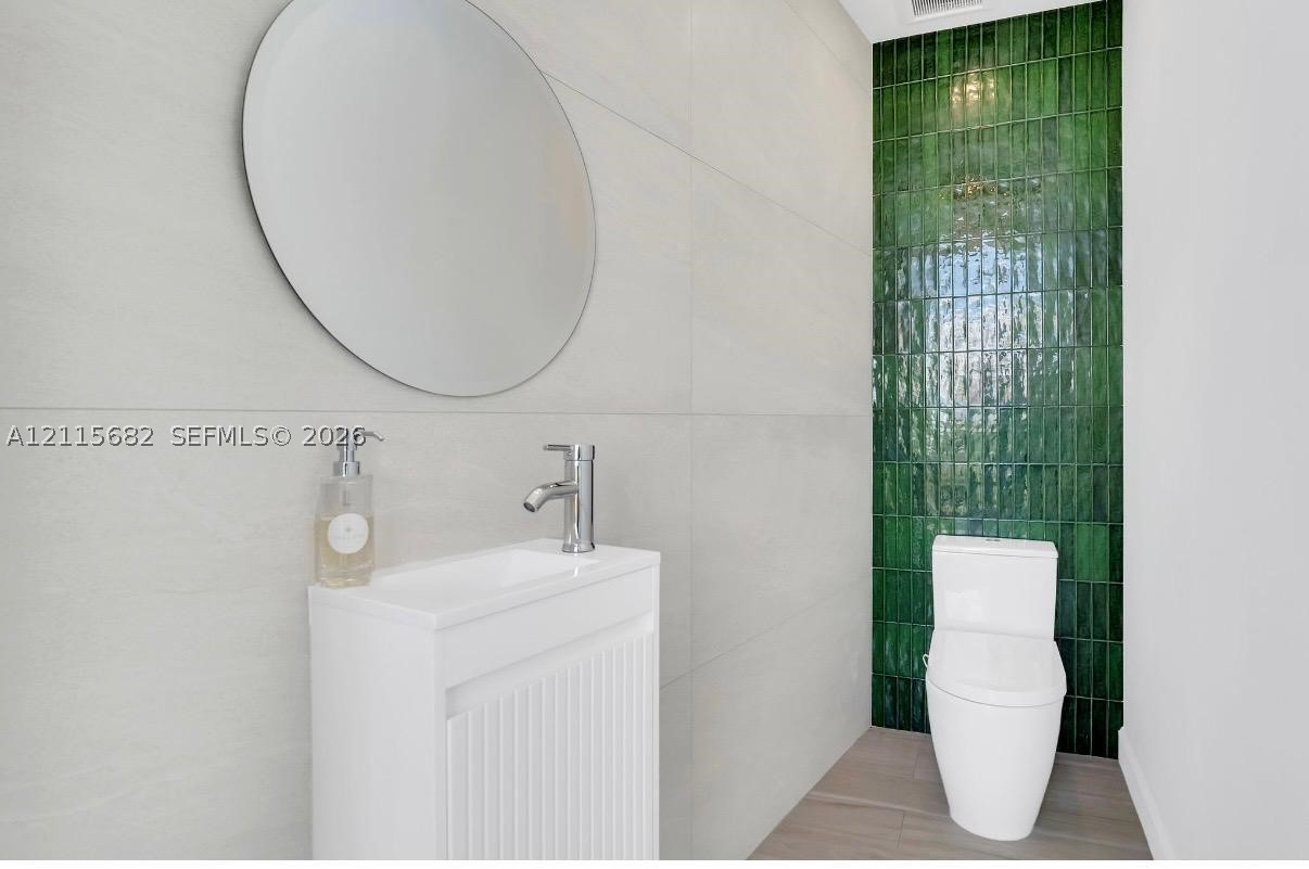 11 Century Ln Miami Beach, FL 33139