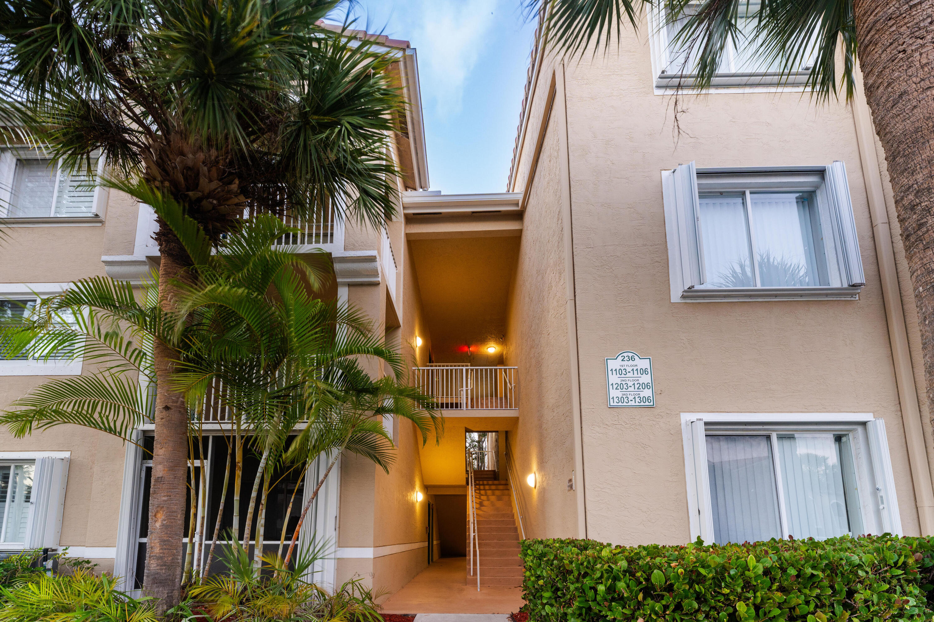 236 Village #1304 Tequesta, FL 33469