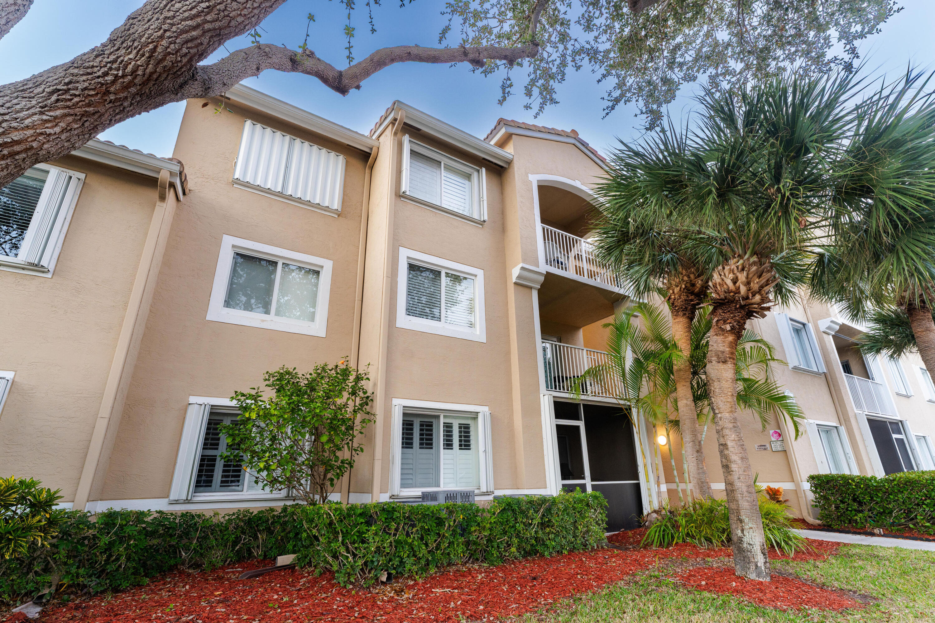236 Village #1304 Tequesta, FL 33469
