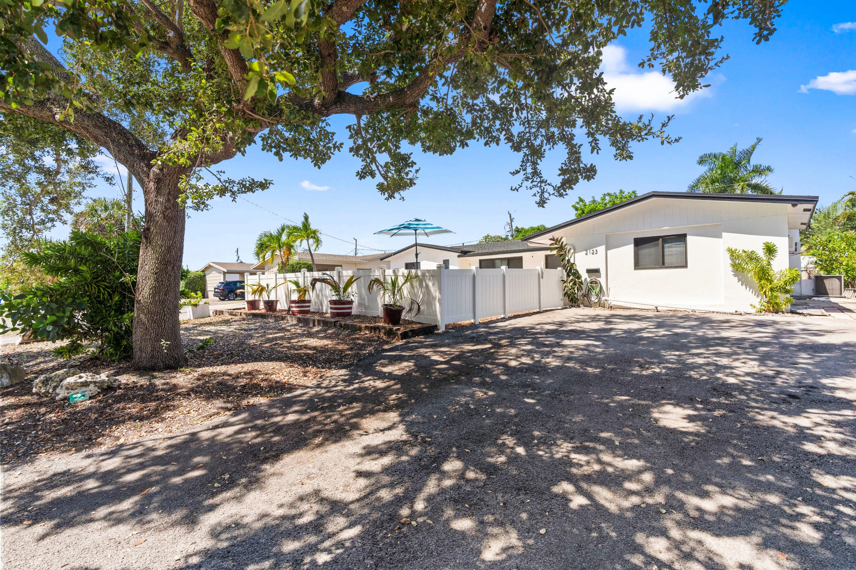 2121 NE 51st Ct Fort Lauderdale, FL 33308