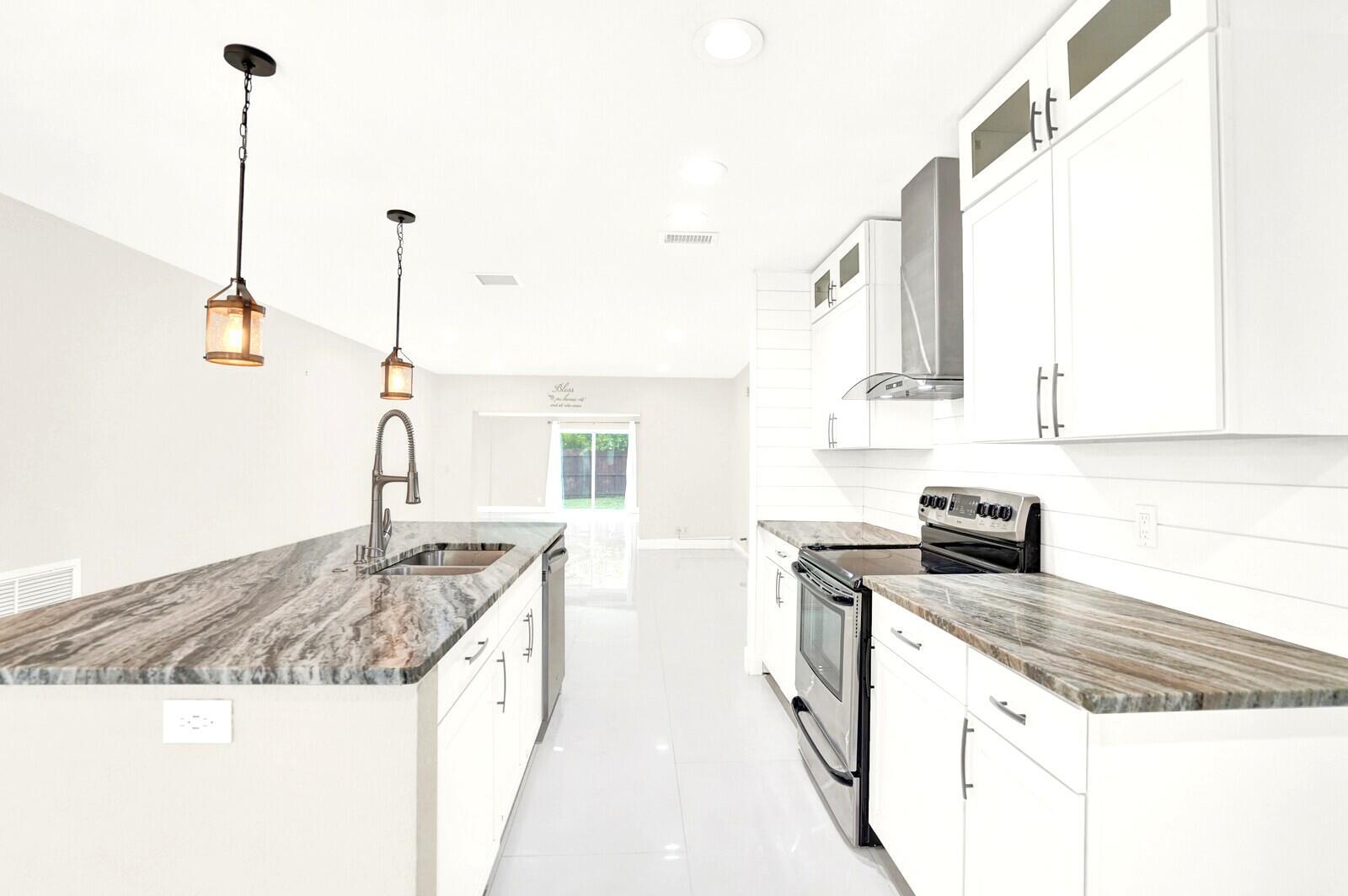 5901 White Cypress Dr Lake Worth, FL 33467