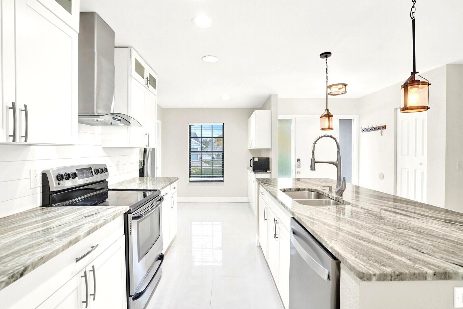 5901 White Cypress Dr Lake Worth, FL 33467