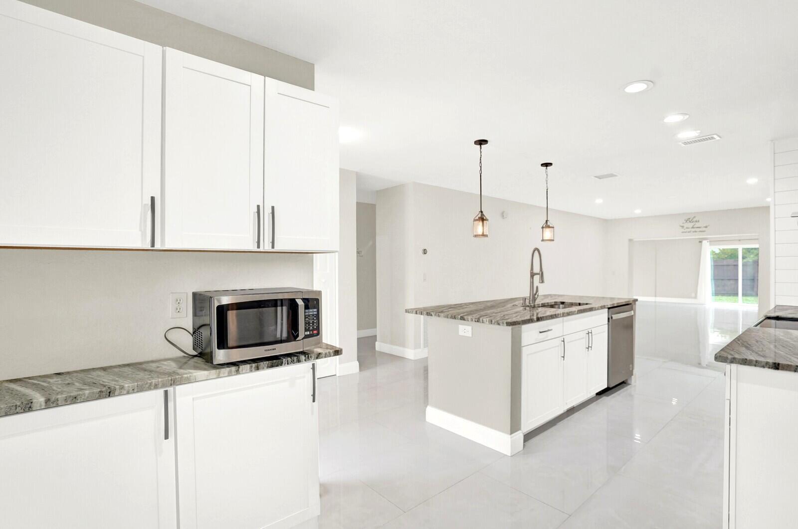 5901 White Cypress Dr Lake Worth, FL 33467