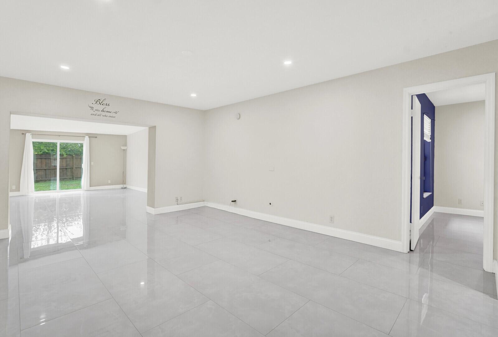 5901 White Cypress Dr Lake Worth, FL 33467