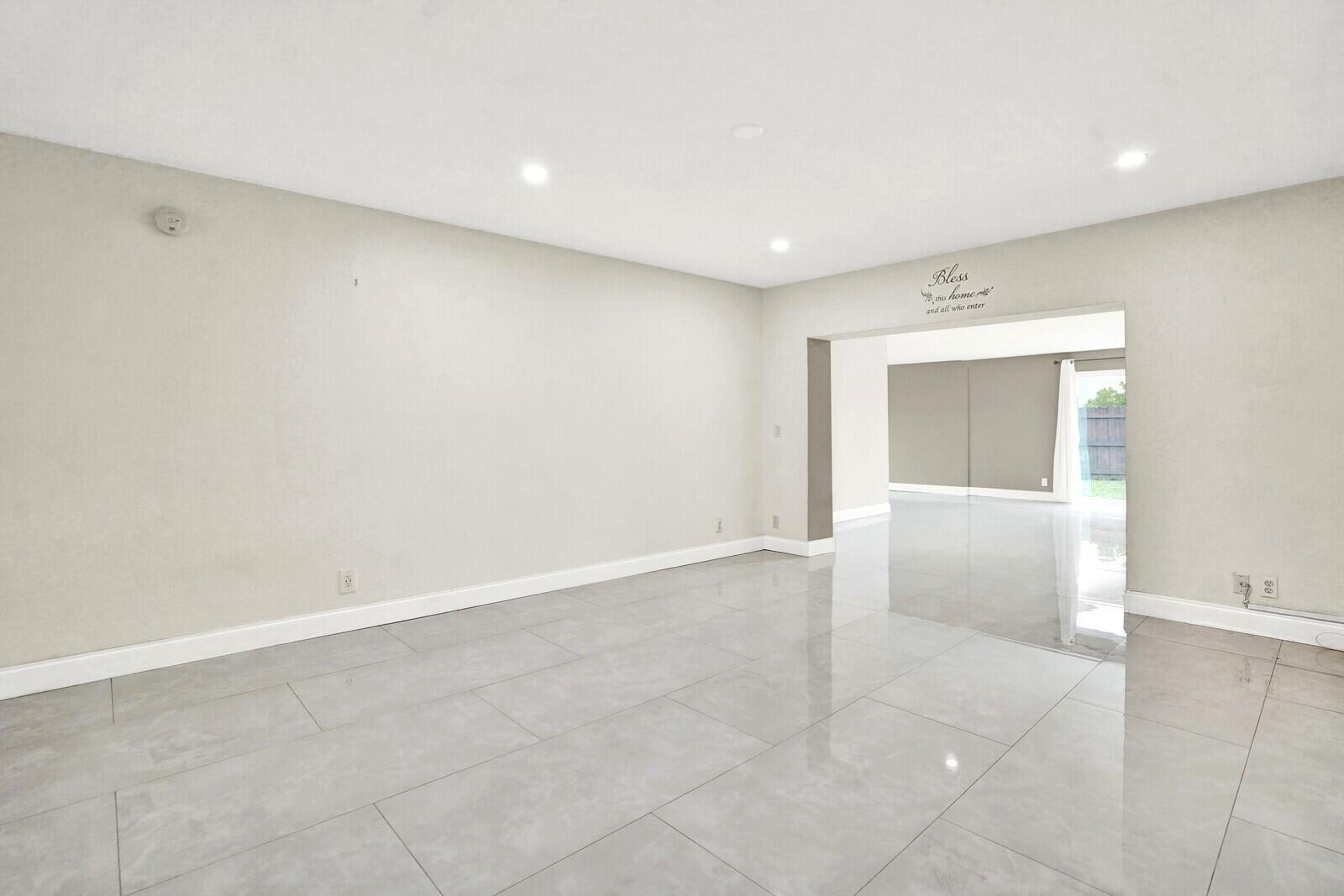 5901 White Cypress Dr Lake Worth, FL 33467