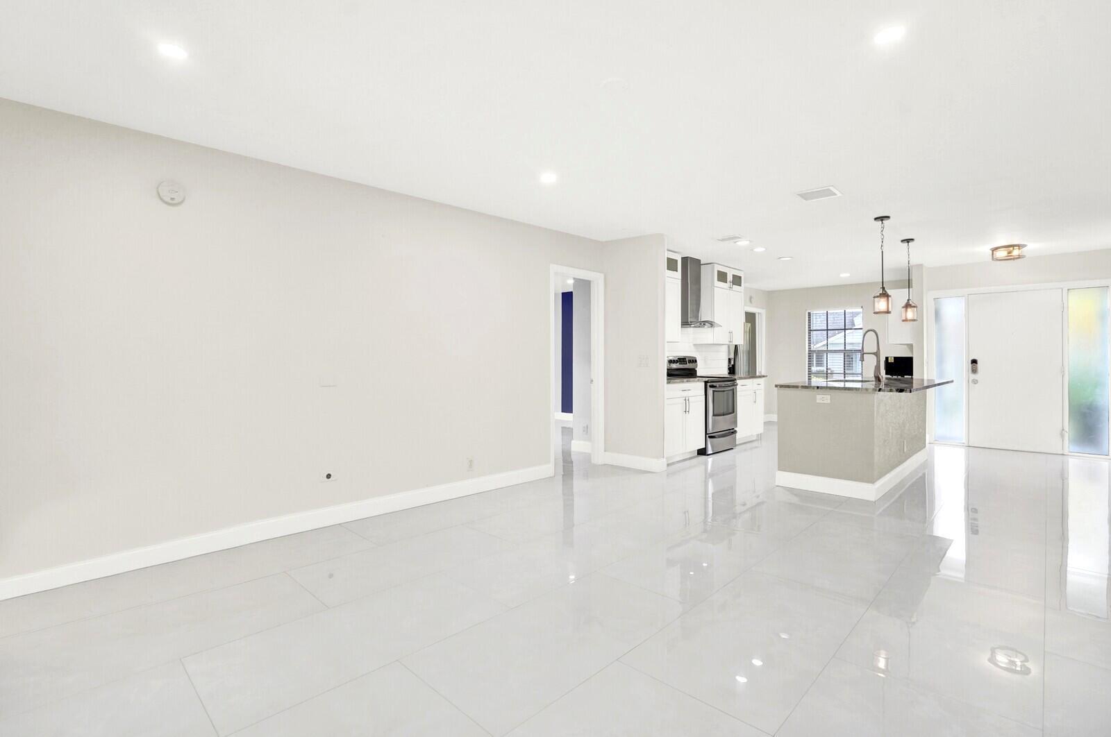 5901 White Cypress Dr Lake Worth, FL 33467