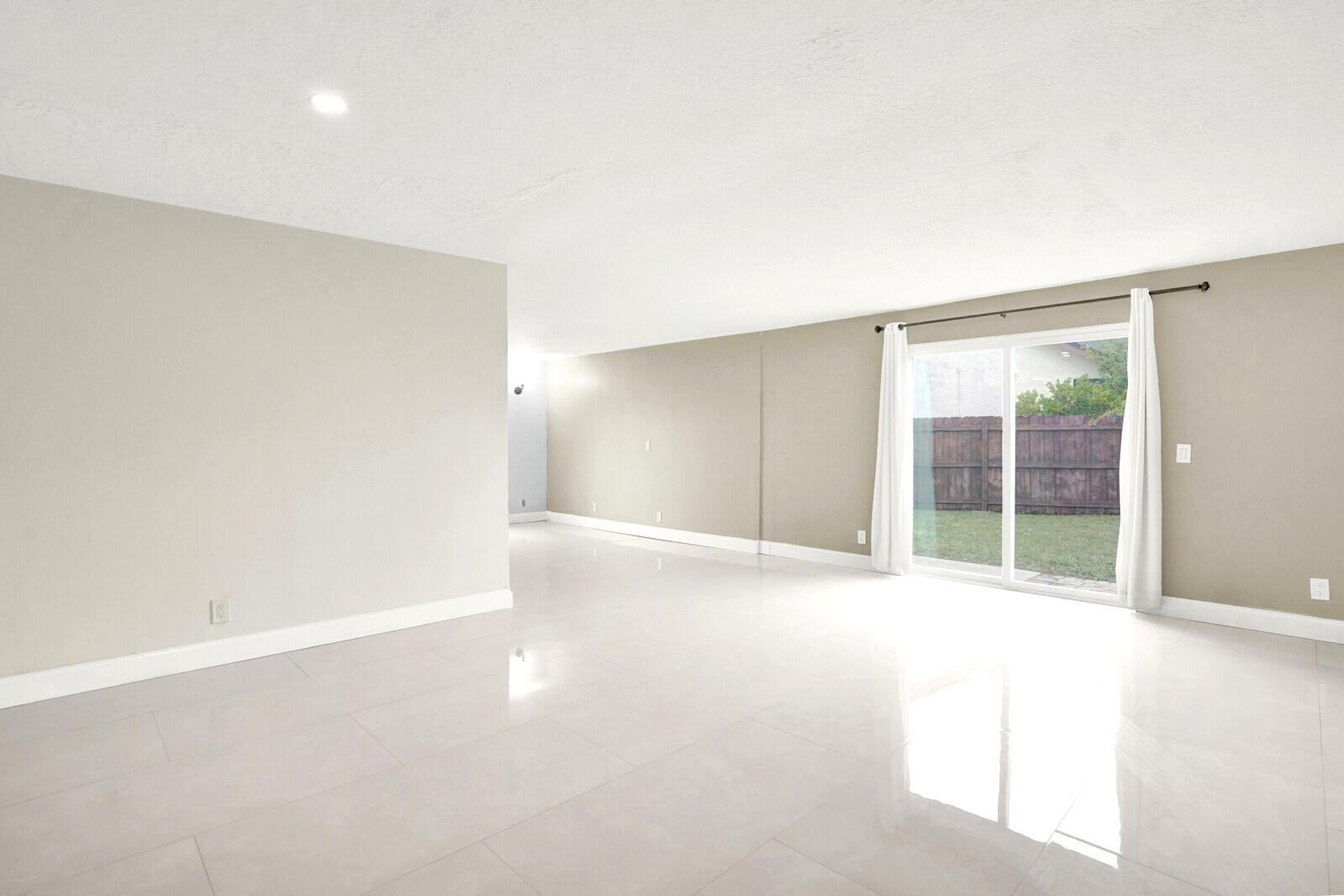 5901 White Cypress Dr Lake Worth, FL 33467