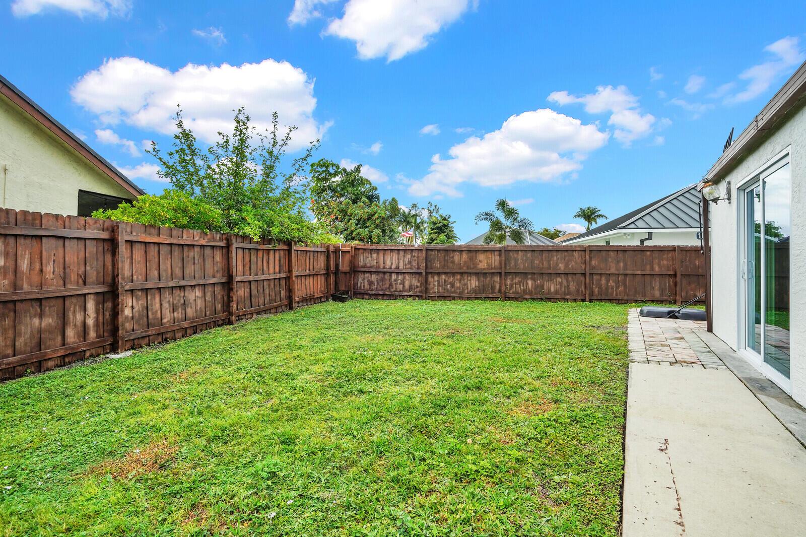 5901 White Cypress Dr Lake Worth, FL 33467