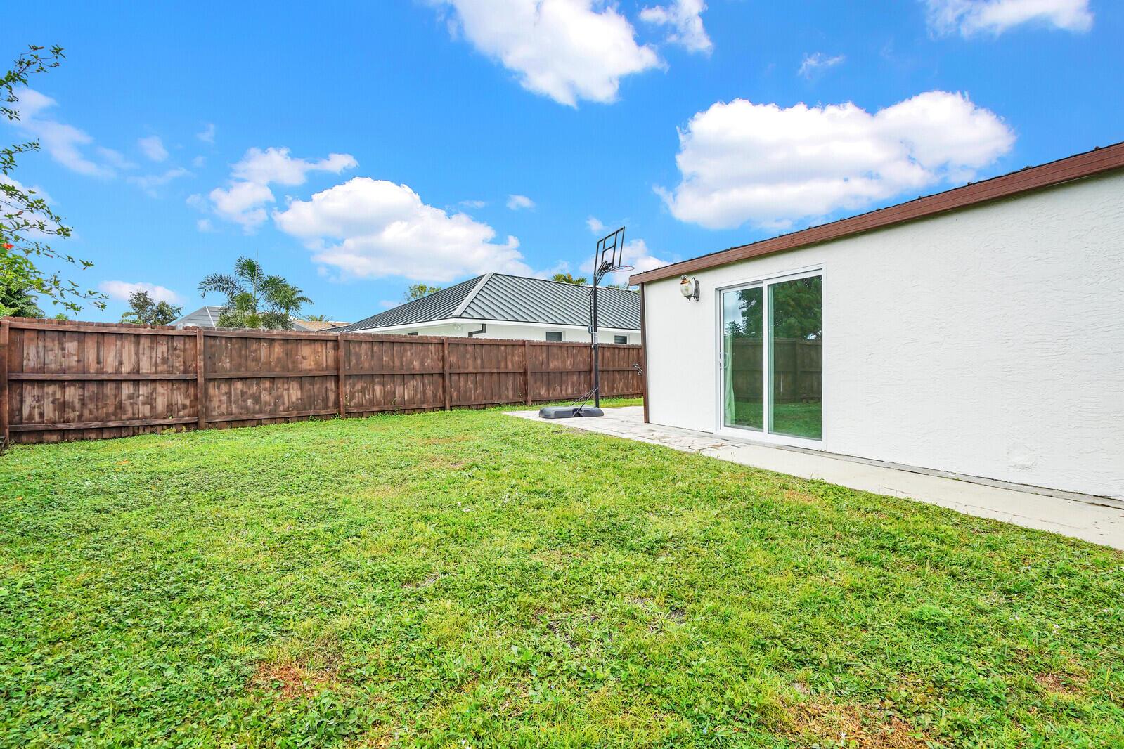 5901 White Cypress Dr Lake Worth, FL 33467