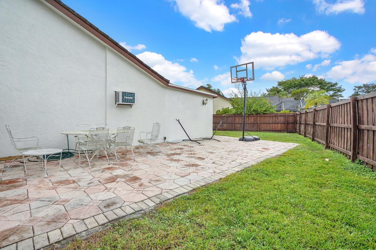 5901 White Cypress Dr Lake Worth, FL 33467