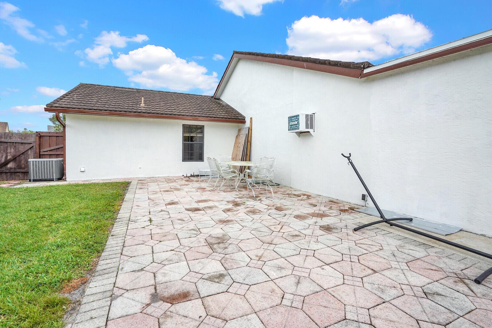 5901 White Cypress Dr Lake Worth, FL 33467