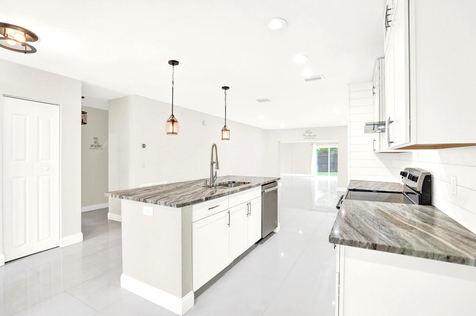 5901 White Cypress Dr Lake Worth, FL 33467