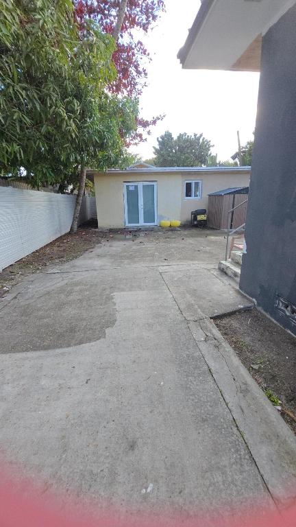 160 NW 45th Miami, FL 33127