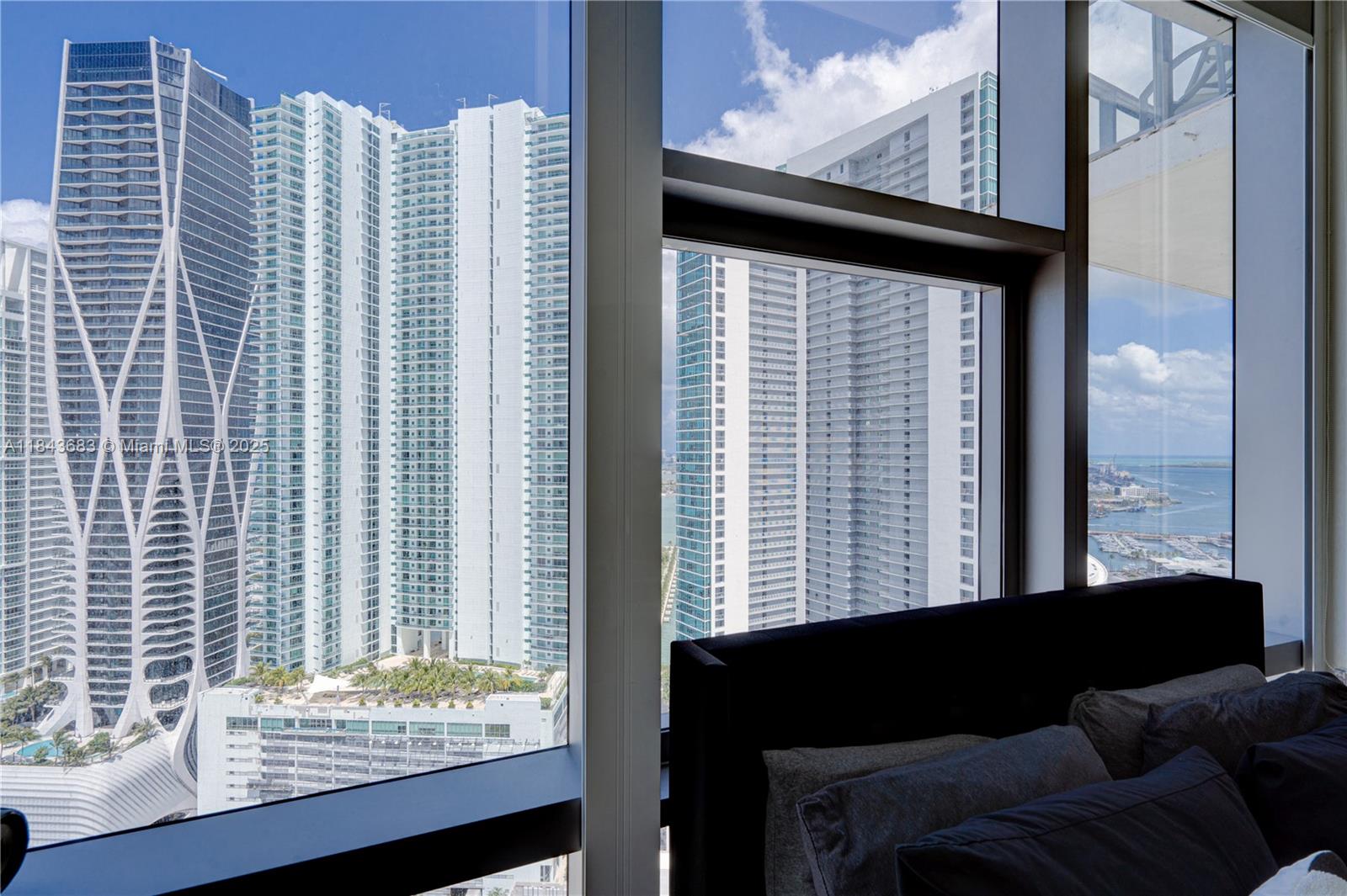 image Paramount Miami World Cen12