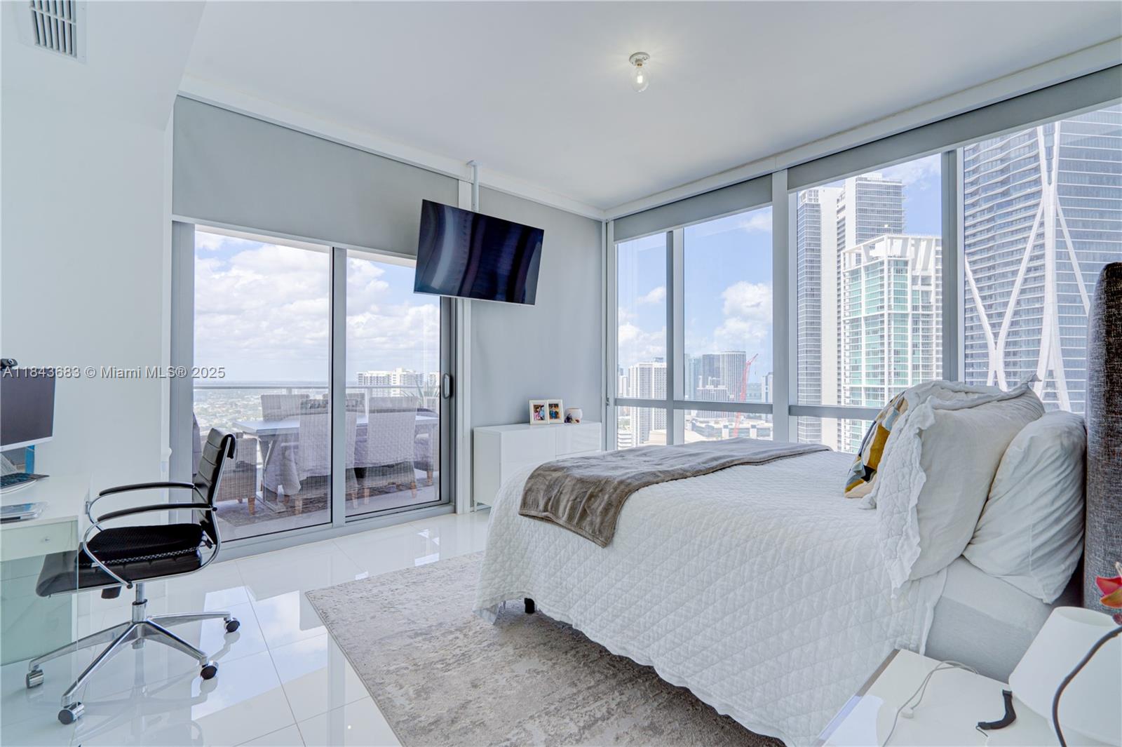 image Paramount Miami World Cen13