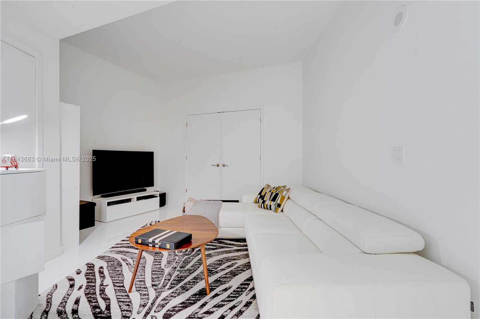 image Paramount Miami World Cen18