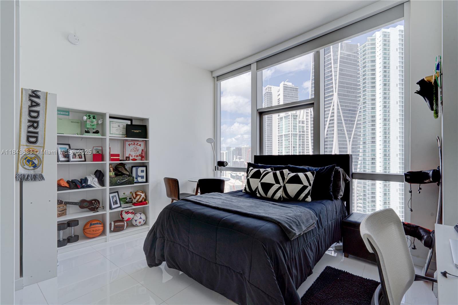 image Paramount Miami World Cen23