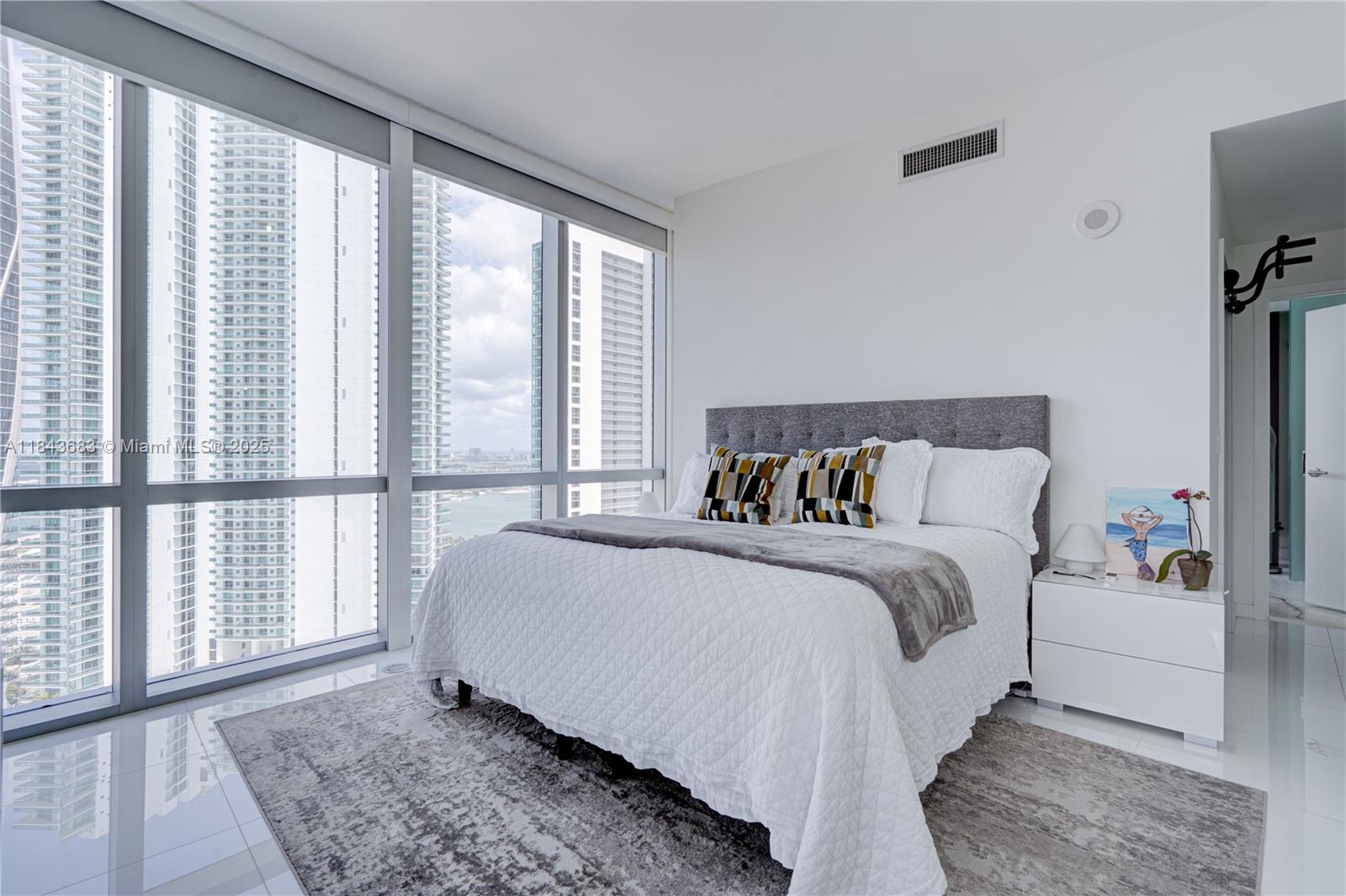 image Paramount Miami World Cen25