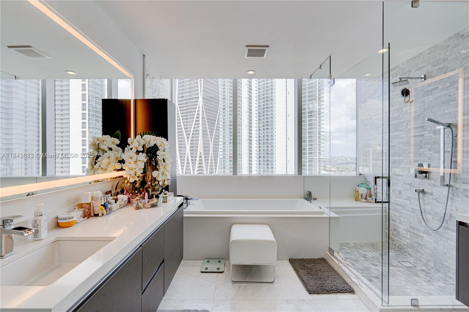 image Paramount Miami World Cen2