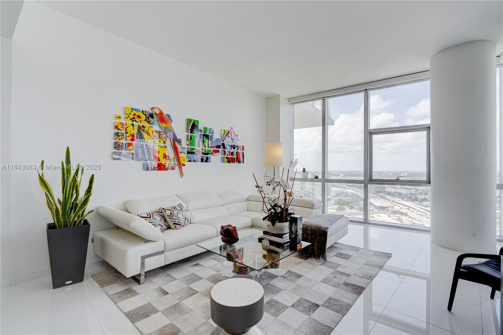 image Paramount Miami World Cen29