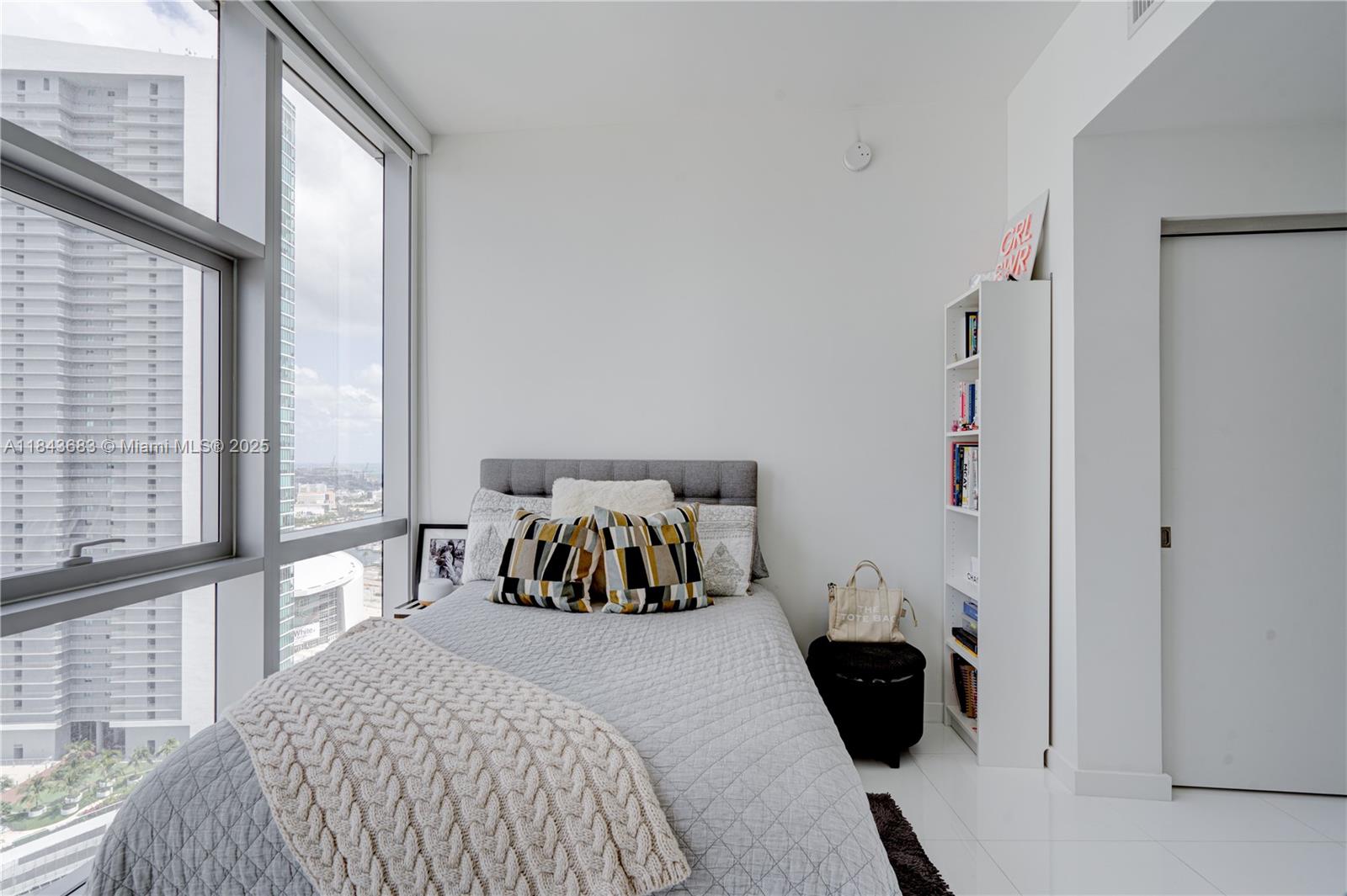 image Paramount Miami World Cen31