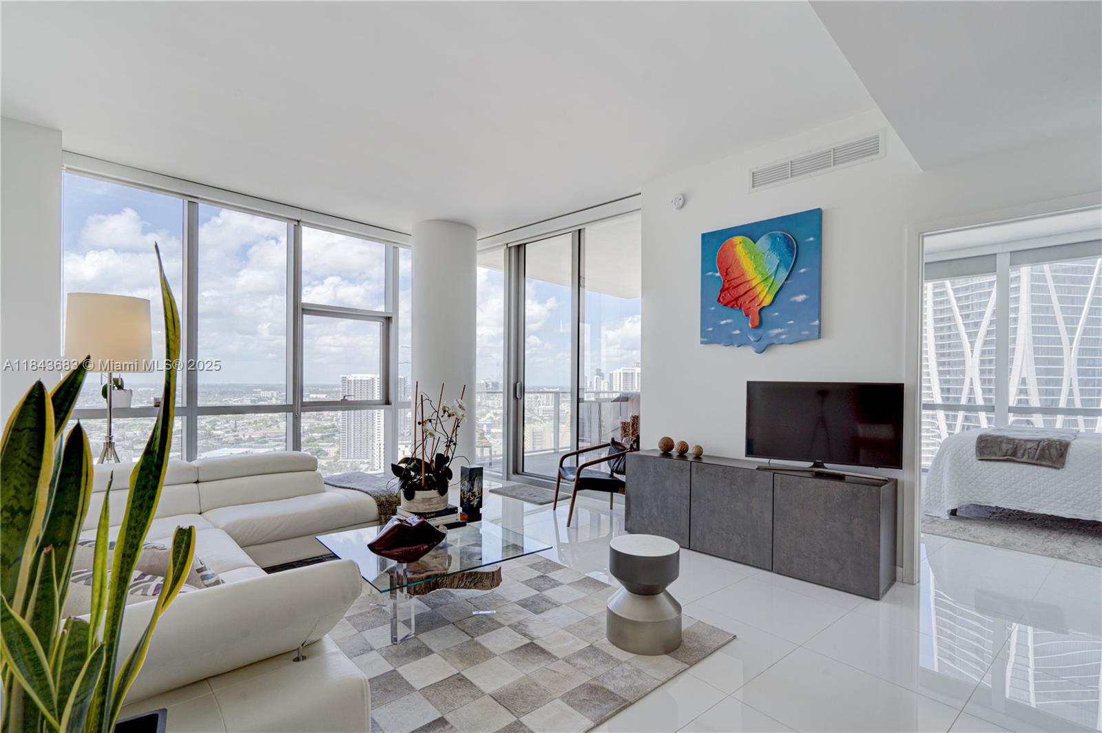 image Paramount Miami World Cen34