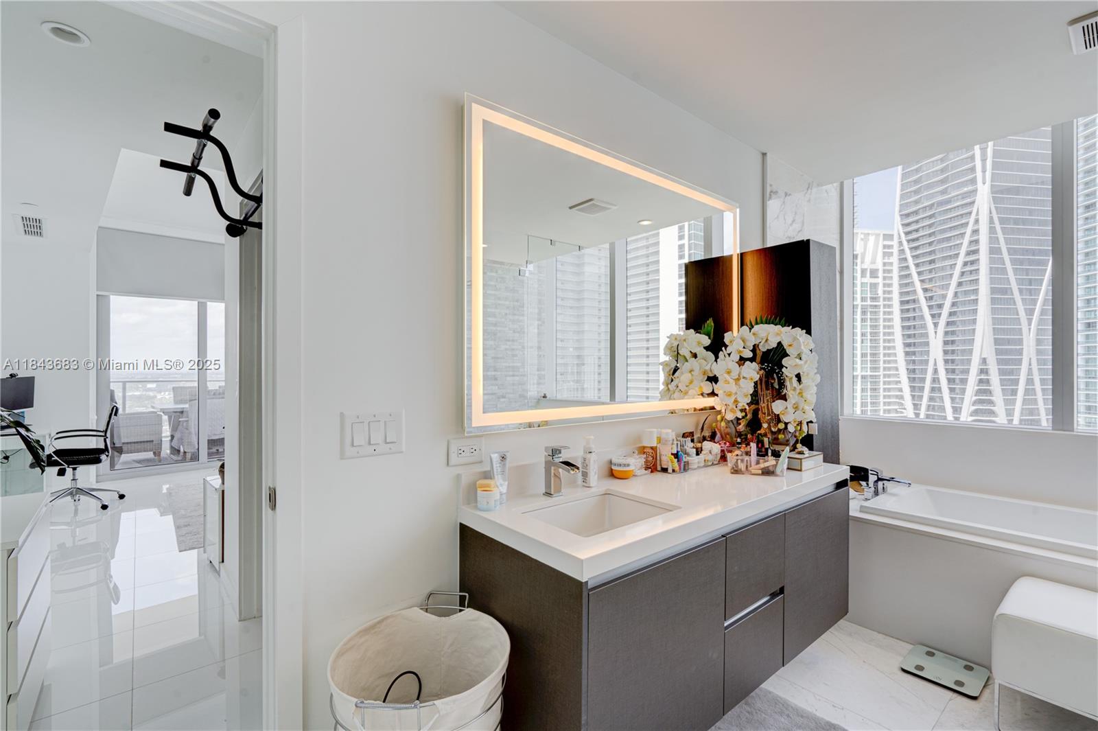 image Paramount Miami World Cen3