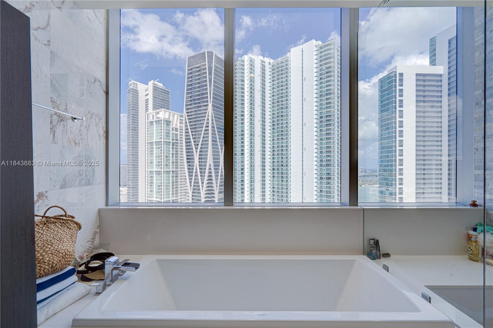 image Paramount Miami World Cen4