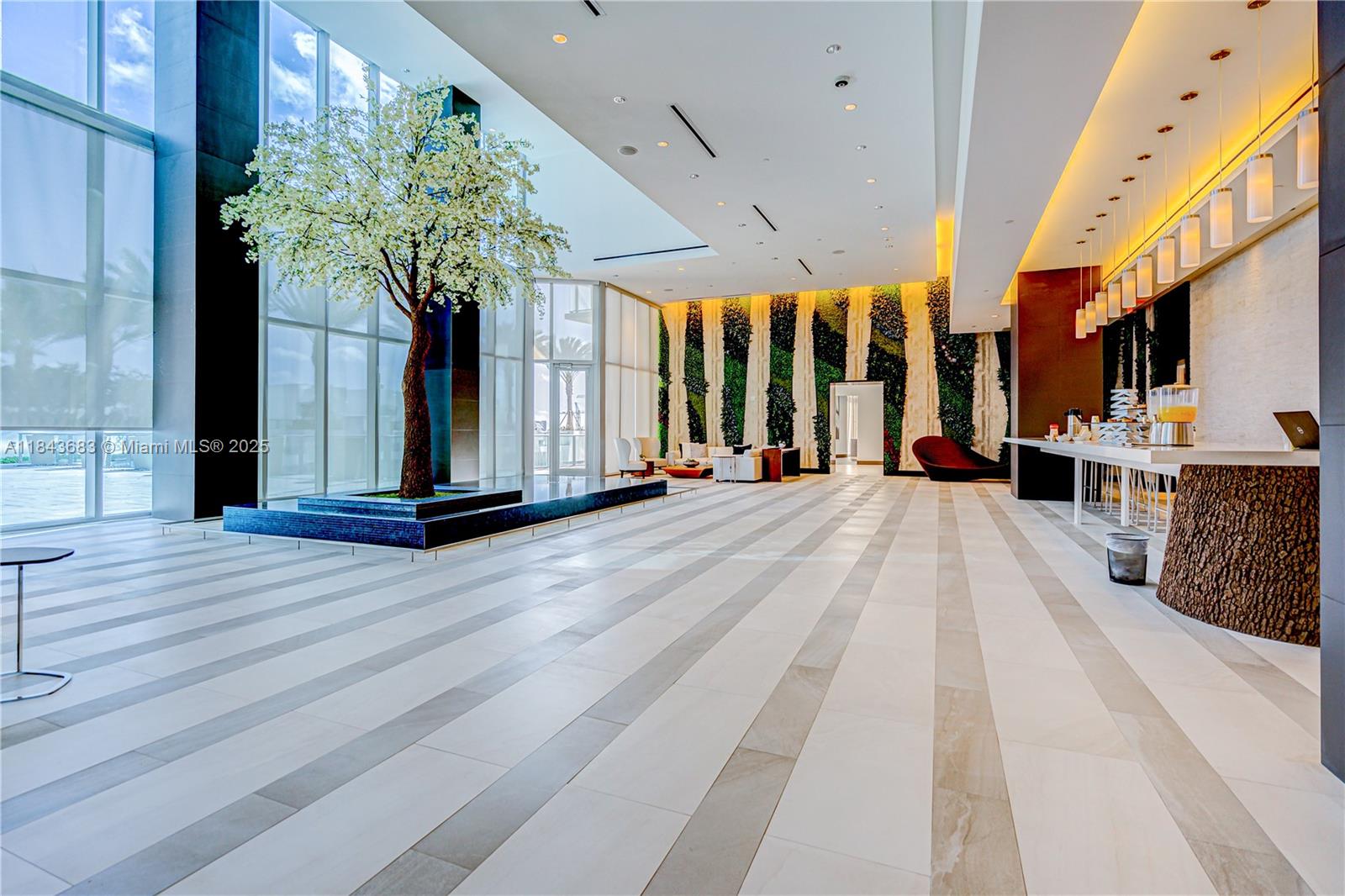 image Paramount Miami World Cen54