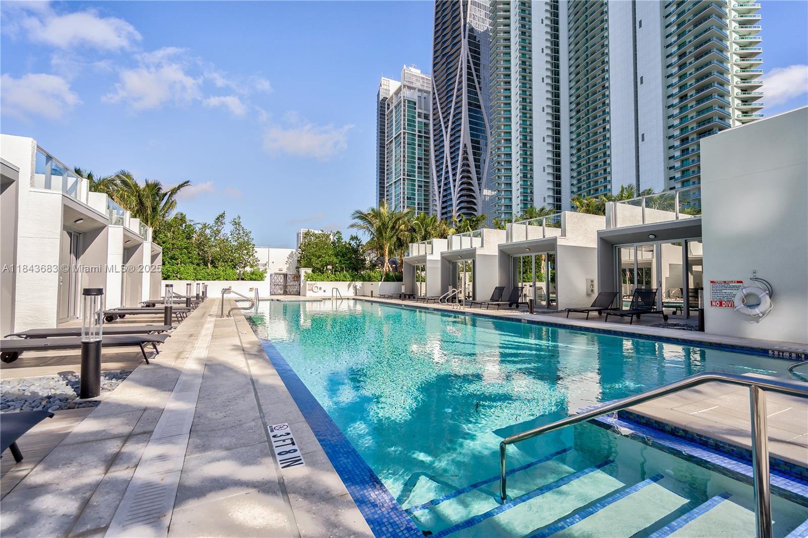 image Paramount Miami World Cen55