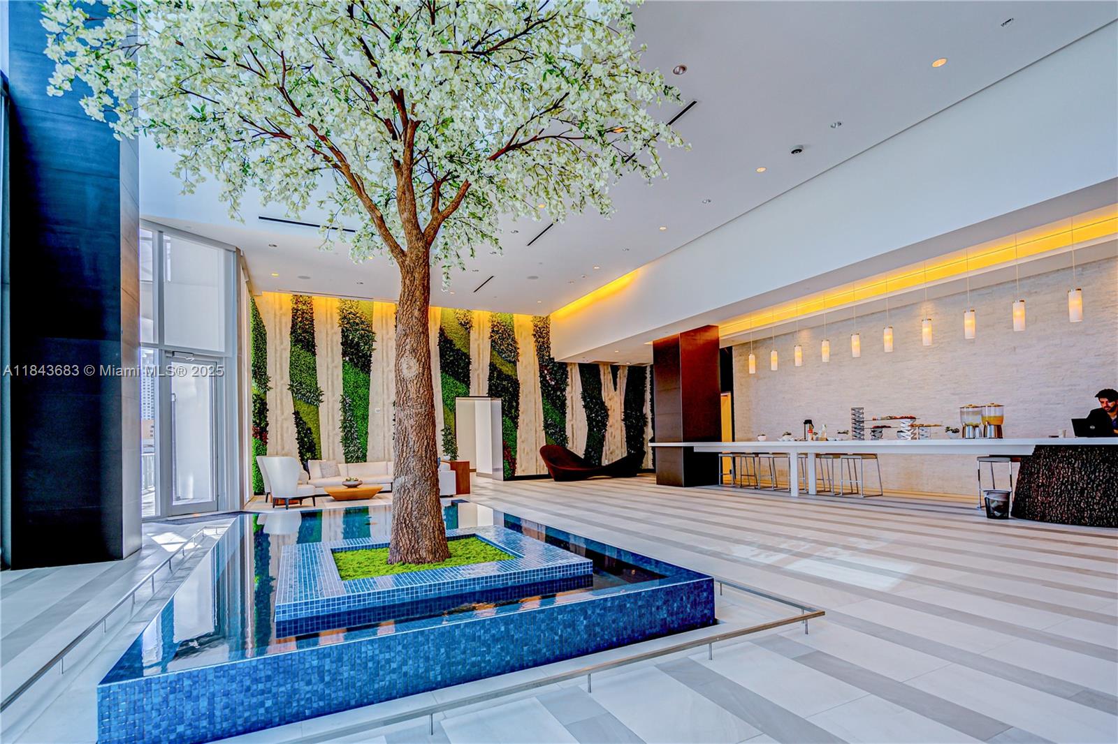 image Paramount Miami World Cen70